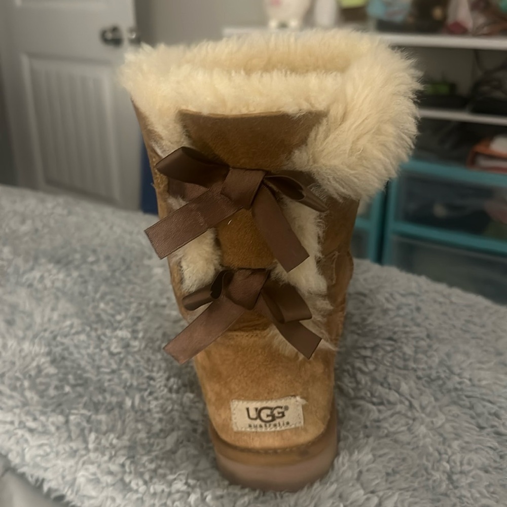 Women's size 9 chestnut brown uggs with bows- only worn a few times
